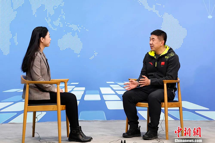 中新社“中国焦点面对面”专访中国首位男子冬奥会奖牌得主李佳军。中新社记者 富田 摄