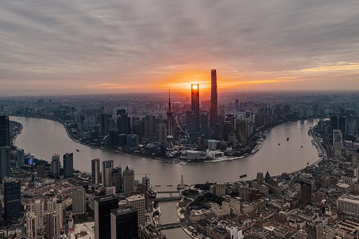 2022年1月1日，上海陆家嘴新年初升的太阳。图｜新华社