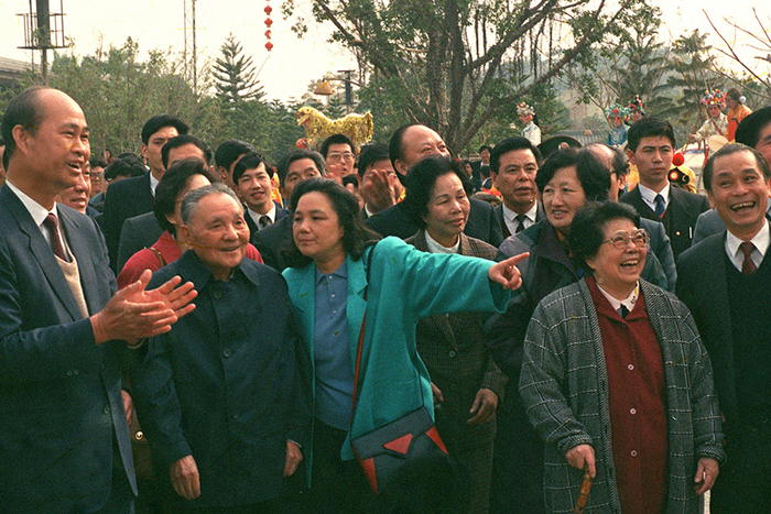 1992年1月21日，邓小平在深圳参观中国民俗文化村。图｜新华社