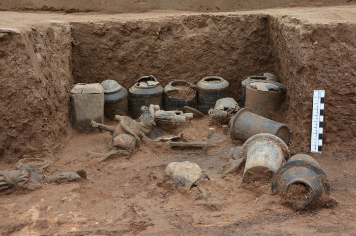 M46陶仓、簋、簠出土情况。陕西省考古研究院供图