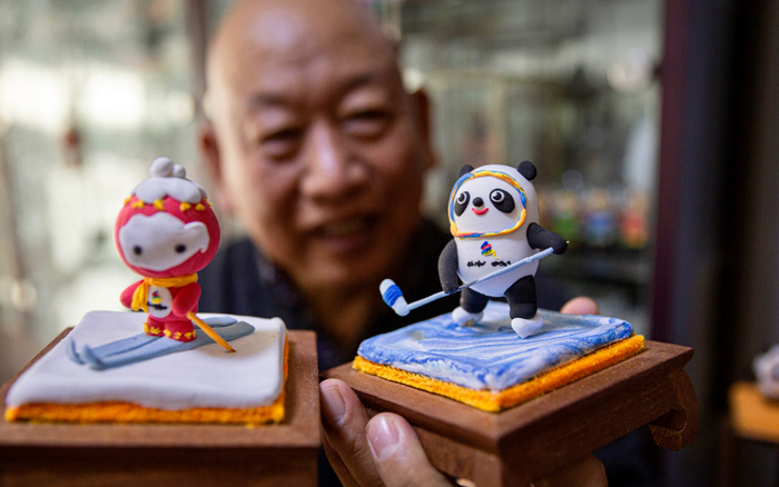 张俊显制作的冬奥吉祥物“冰墩墩”、“雪容融”面人。新京报记者 郑新洽 摄