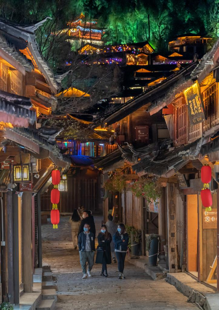 1月13日晚，游客在丽江古城内观光。新华社记者王冠森 摄