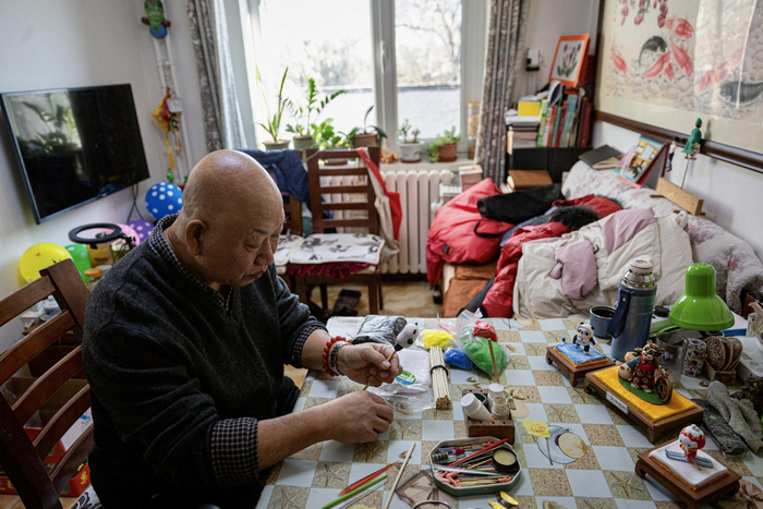 张俊显在制作冬奥吉祥物“冰墩墩”的面塑。新京报记者 郑新洽 摄