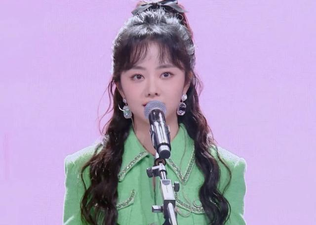 小年会造型还得看央视:王嘉尔头戴针织帽,谭松韵绿衣显气质