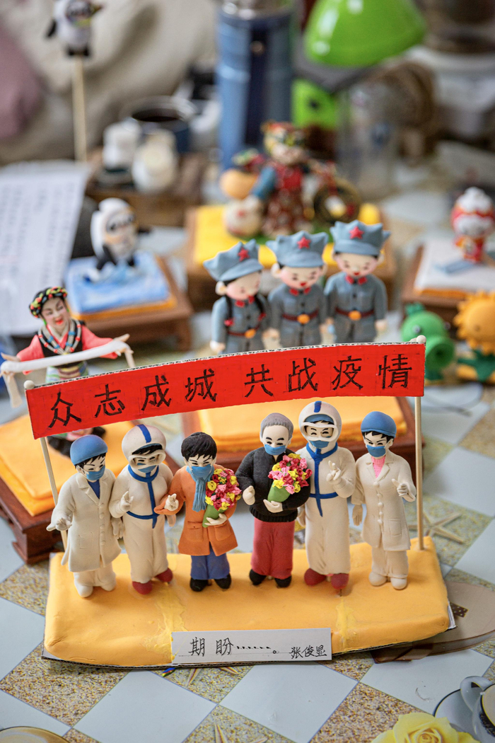 张俊显制作的抗疫题材面塑作品。新京报记者 郑新洽 摄