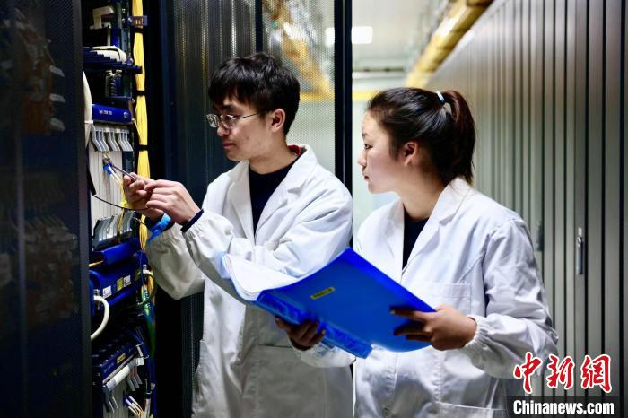 图为工作人员在云南铁路传输系统内巡查。　周露 摄