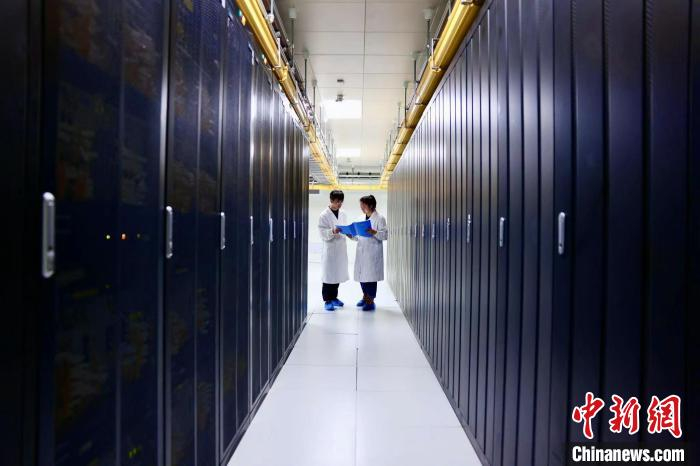 图为工作人员在云南铁路传输系统内巡查。　周露 摄