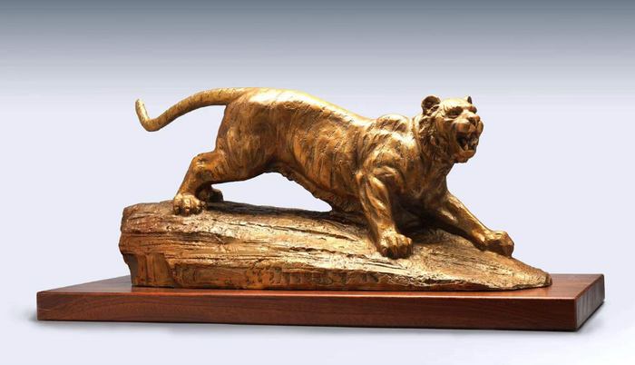 △雕塑大师许鸿飞的虎年雕塑（受访者供图）