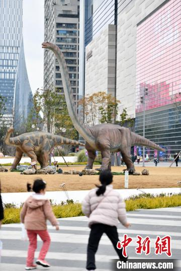 按照1:1比例设计而成的仿真恐龙。　张浪 摄