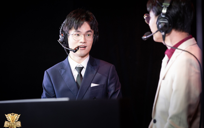 瓶子（左）是KPL最早的官方解说之一。受访者供图