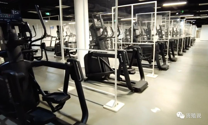 健身器材之间设有隔板