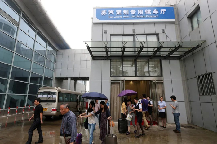 △ 2016年6月25日，江苏南通机场苏州城市候机楼启用，近30名苏州旅客乘坐专车抵达南通机场图源：视觉中国