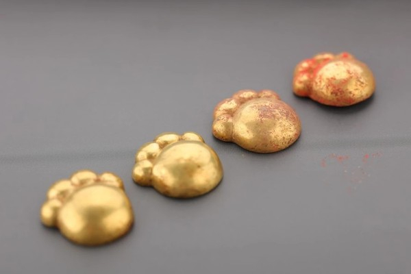 收藏于山西考古博物馆的北白鹅墓地M1出土的爪印形金器