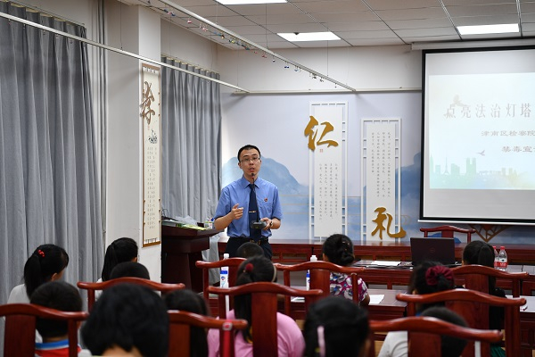 　李超到辖区学校为学生们讲授远离毒品、预防犯罪的法治课 