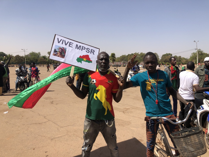  1月25日，示威者聚集在布基纳法索首都瓦加杜古的民族广场支持政变军人（手机拍摄）。本文图片 新华社