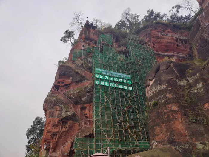 ▲2022年1月13日，乐山大佛景区内，九曲栈道崖壁脚手架已经全部搭设完成。新京报记者 汪畅 摄