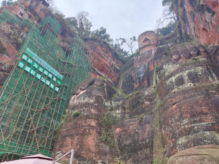 ▲2022年1月13日，从佛脚平台仰视乐山大佛。新京报记者 汪畅 摄