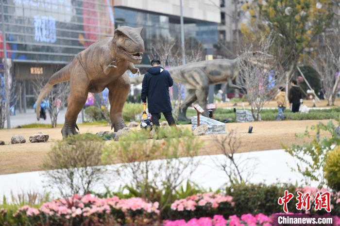“恐龙公园”吸引市民游玩。　张浪 摄