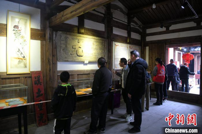市民与游客参观徐家村徐氏文化展示馆。　王东明 摄