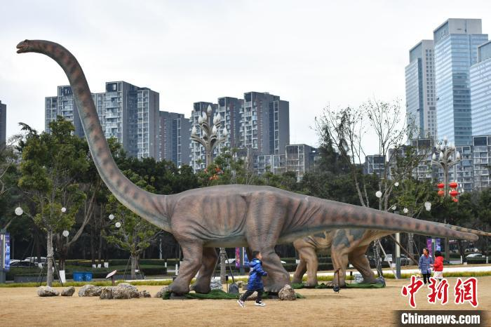 按照1:1比例设计而成的仿真恐龙。　张浪 摄