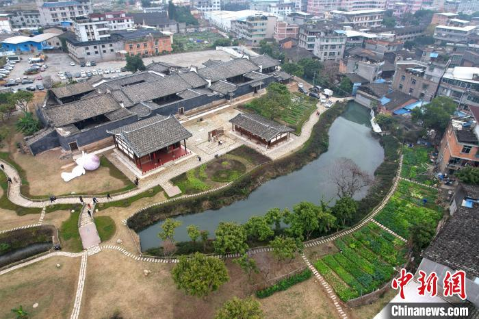 徐家村古村落风貌区围绕田园、池塘、林、屋、街等要素进行设计。　王东明 摄