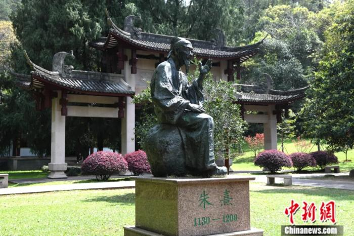福建武夷山朱熹园中朱熹像。中新社记者 王东明 摄