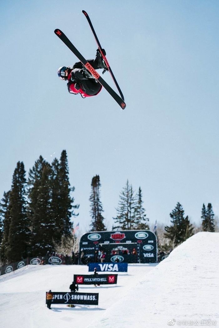 谷爱凌在世锦赛中未持雪杖在空中翻转 图源：微博@青蛙公主爱凌