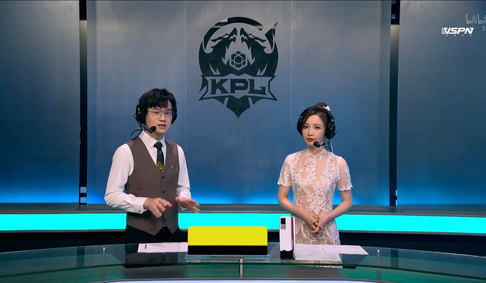 瓶子（左）每次解说工作结束后都要进行复盘。受访者供图