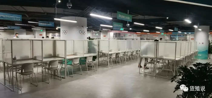 运动员餐厅座位之间设有隔板