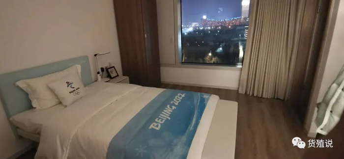 冬奥村与窗外的“鸟巢“”遥相呼应