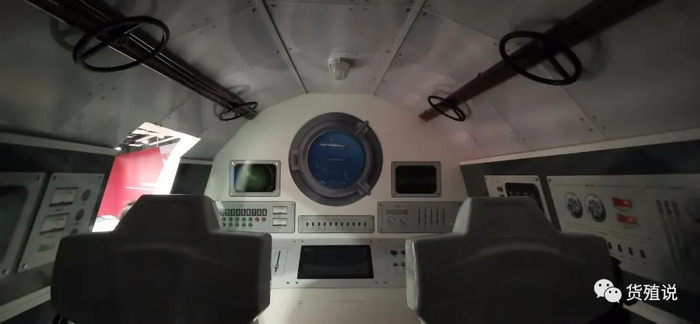 载人深海模拟体验舱内景