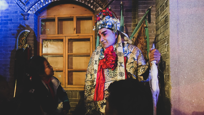 演出前，怀梆剧团演员与孩子的对视