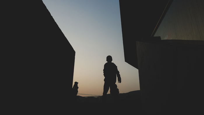 与乡村里新建筑空间互动的孩子们，摄于大南坡