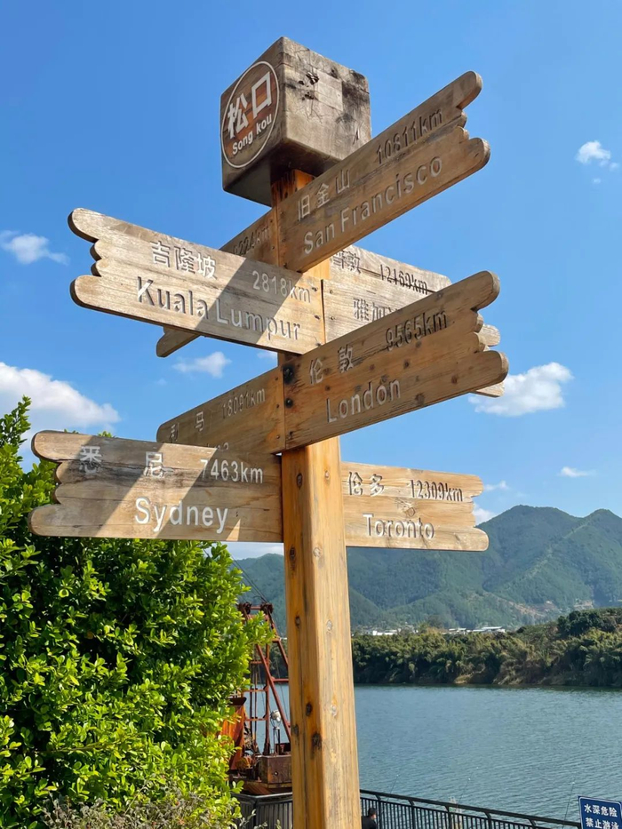 松口古镇的旅社和口岸。