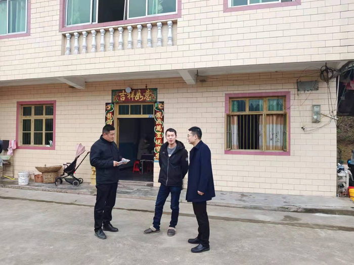 张升平与人力社保局相关人员一起走访返乡务工人员。重庆市人力社保局 供图