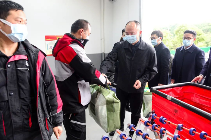 慰问务工人员 市人社局供图