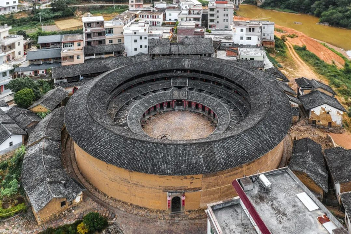 梅州大埔县花萼楼。