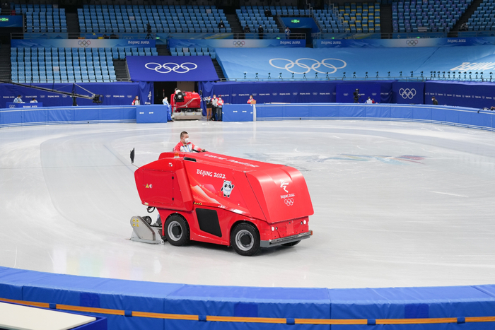 浇冰车正在工作 邓伟摄