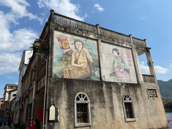古镇上的广告挂画风情十足。