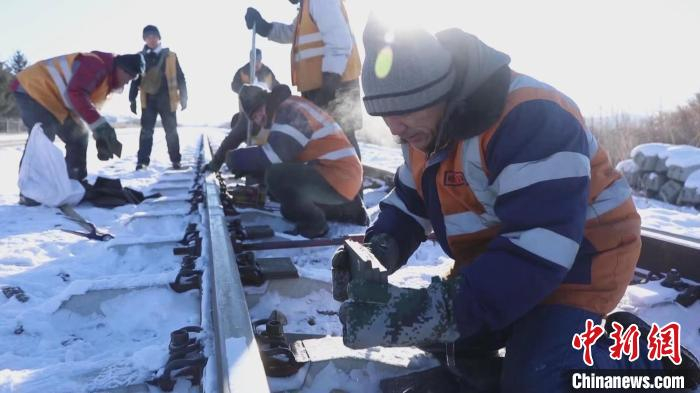 图为铁路工人对钢轨进行检修。　白音 摄