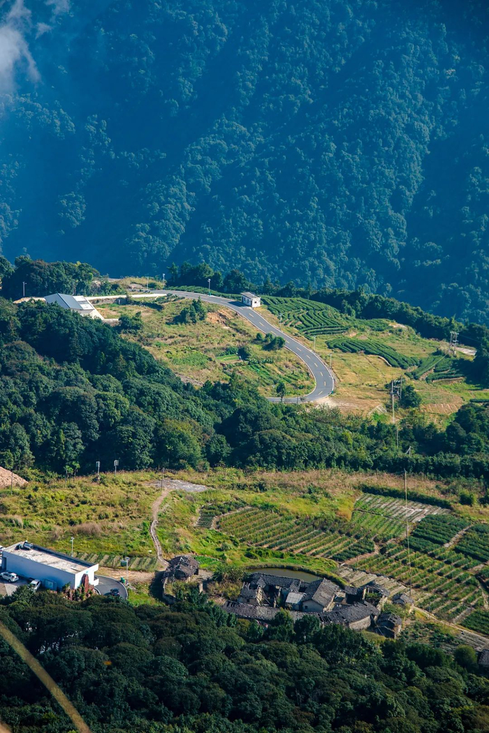 铜鼓嶂上的围屋。