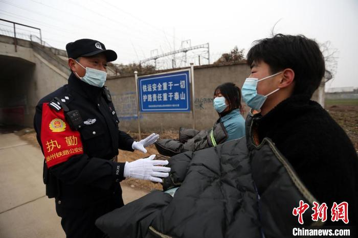 向铁路沿线群众宣传铁路安全常识。　梁西征 摄