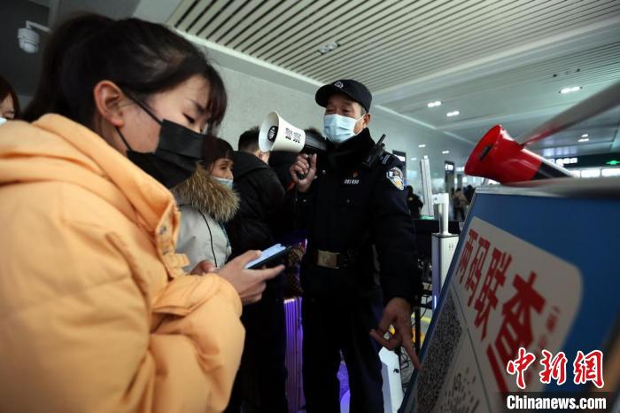 提醒旅客扫码。　梁西征 摄