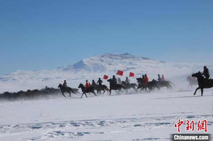图为新疆昭苏县民众在雪野驰骋。　伊犁州委宣传部供图