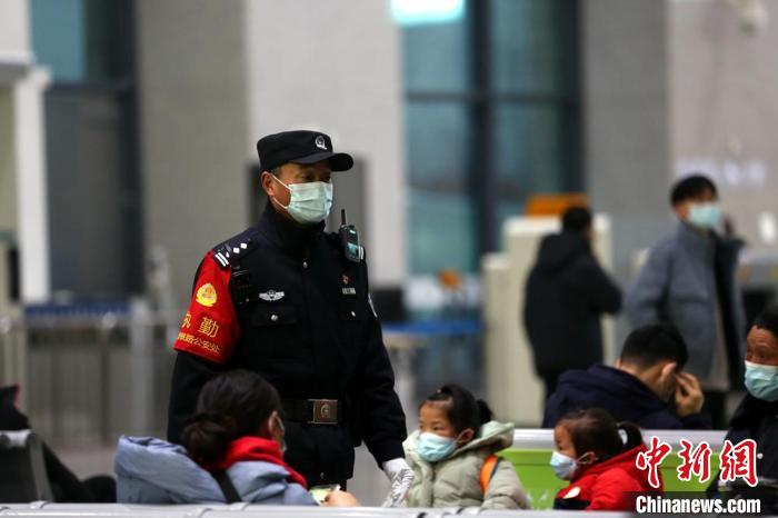 陈思良在候车室巡逻。　梁西征 摄