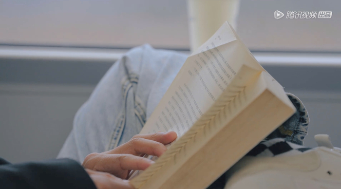 在高铁上看书的仁科