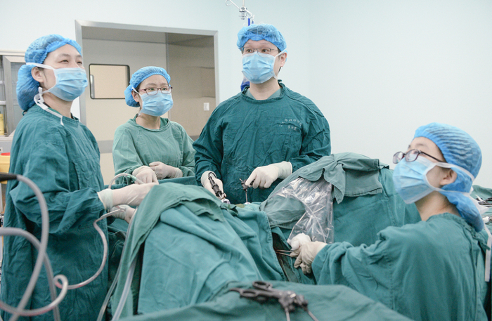 ▲手术中的刘禄斌团队