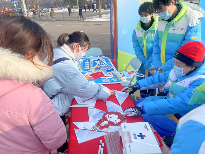 2022年1月22日，李楠、志愿者与居民们一起做拼图游戏。受访者供图