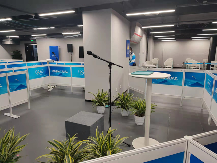 首都体育馆混合采访区一角 邓方佳摄