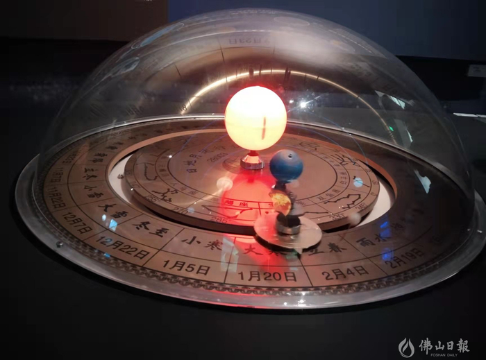 不必死磕地理书，地月日运行有立体直观呈现。佛山日报记者 黄鹤婷 摄